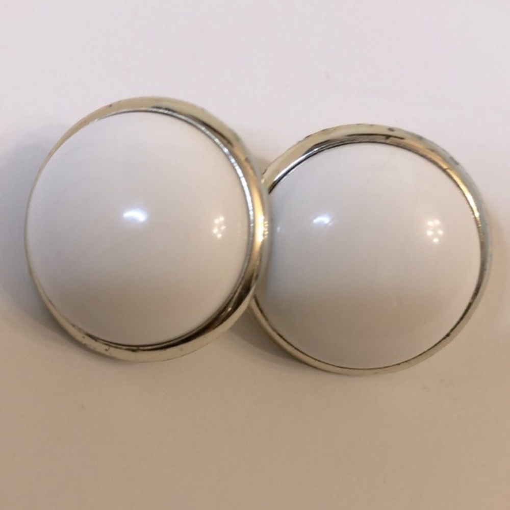 VINTAGE WHITE ROUND BUTTON CLIP-ON EARRINGS - Picture 8 of 10